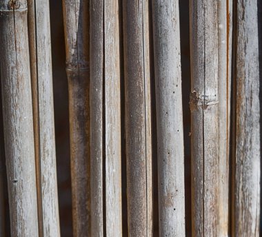 bir duvar inşa üzerinde hasır bambu