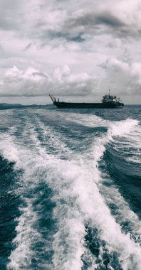   Tekne ve Pasifik Okyanusu görünümünden   