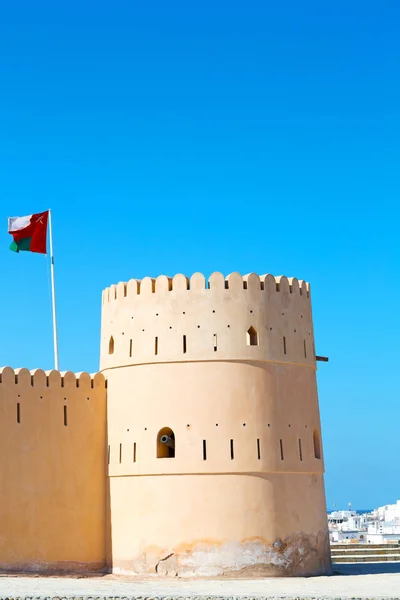 In oman muscat il vecchio forte difensivo battaglia cielo a — Foto Stock