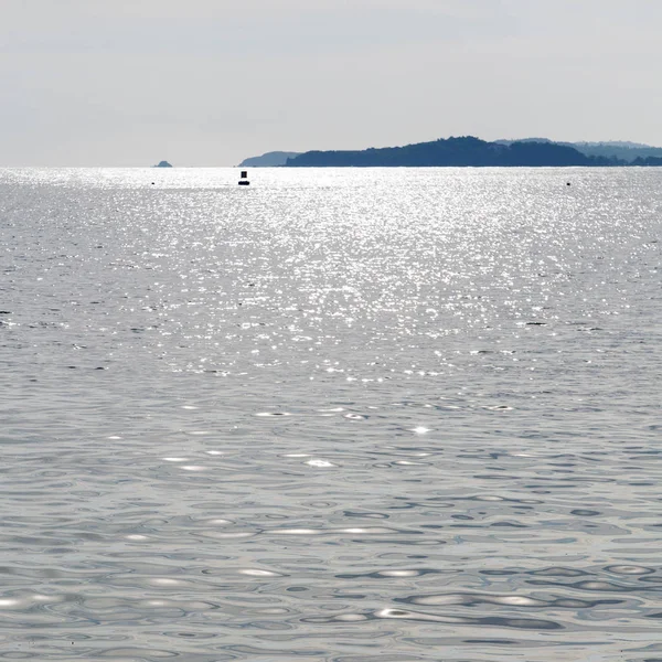 Stilla havet molnen och lampor — Stockfoto