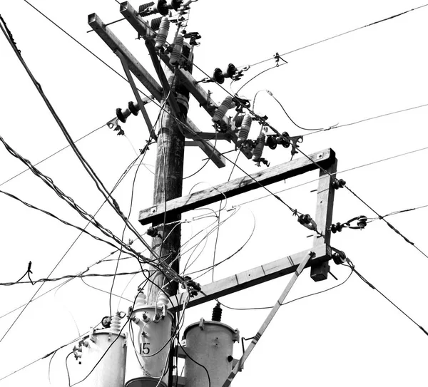 Ein Strommast mit Transformator und Draht in den bewölkten Himmel — Stockfoto