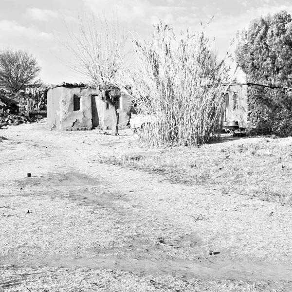 Nel villaggio di strada del Lesotho vicino alla montagna — Foto Stock