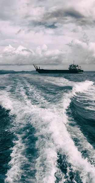 Tekne ve Pasifik Okyanusu görünümünden — Stok fotoğraf