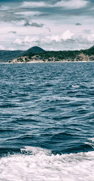 Вид з човна і тихого океану — стокове фото
