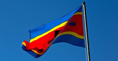  Svaziland dalgalanan bayrak ve gökyüzü    