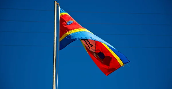 Im Swasiland Flagge und Himmel schwenkend — Stockfoto