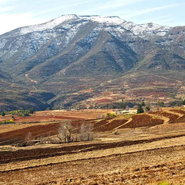 Στο Λεσότο Οδός χωριό κοντά στο βουνό — Φωτογραφία Αρχείου