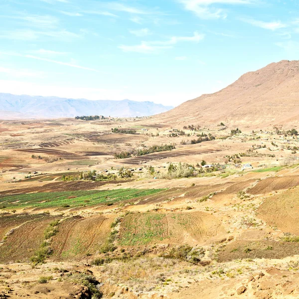 En la calle lesotho pueblo cerca de la montaña — Foto de Stock