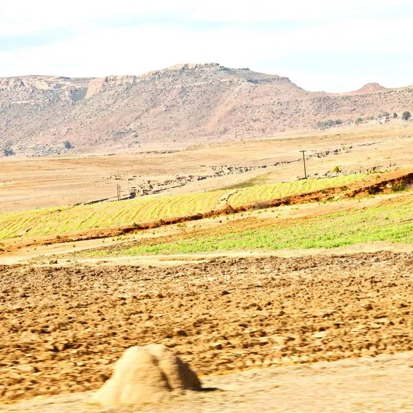 In lesotho  street village near  mountain — Stock Photo, Image