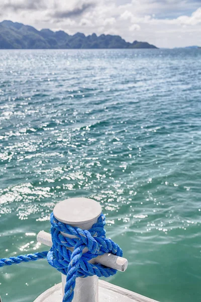 Мотузка з гамака біля берега океану — стокове фото