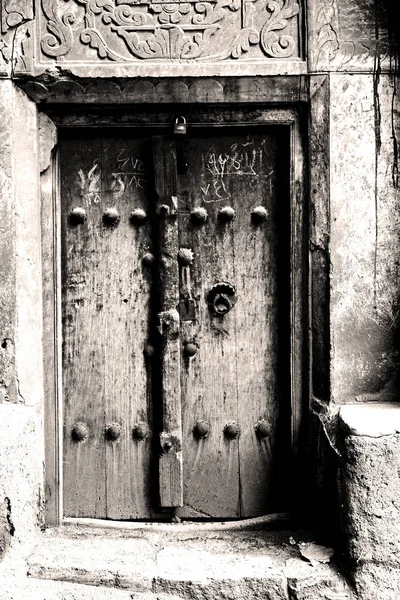 En iran puerta vieja — Foto de Stock