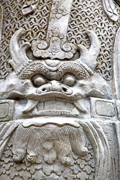 アジア バンコク寺院の鬼クロス色ステップ金ワット宮殿戦士モンスターを抽象化します — ストック写真