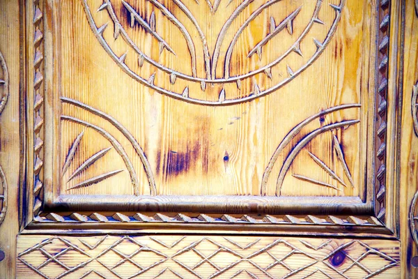 Ногти грязной краски коричневые двери дерева и ржавый — стоковое фото