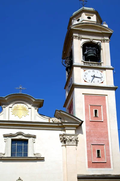 Velho abstrato parede e igreja ensolarado tradate — Fotografia de Stock