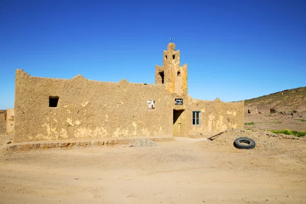 Старое коричневое строительство в Африке Марокко и небо рядом — стоковое фото