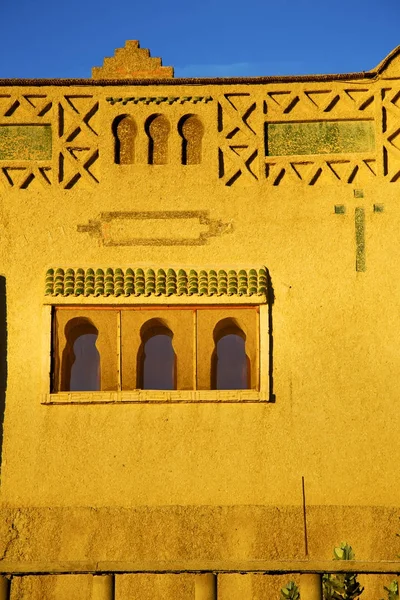 Alte braune konstruktion in afrika marokko und himmelturm — Stockfoto