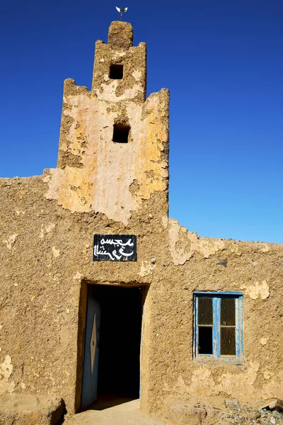 Oud bruin bouw in Afrika in de buurt van de toren — Stockfoto