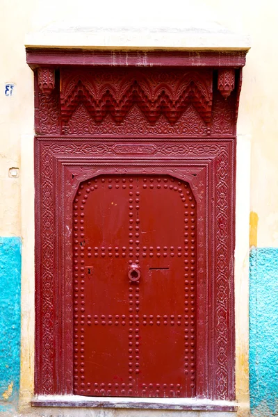 Puerta vieja en morocco africa ancien y pared marrón adornado —  Fotos de Stock