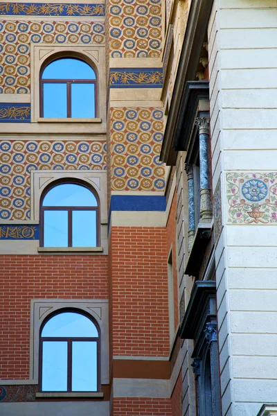 Vieille fenêtre murale dans le centre de la ville lugano — Photo