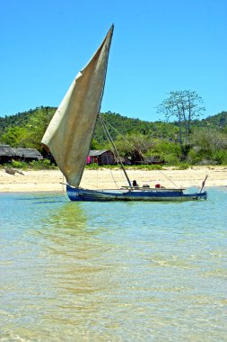 pirogue plaj deniz yosunu Hint Okyanusu Madagaskar'daki insanlar kum Adası gökyüzü ve rock