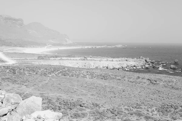 Umman Arapça deniz kumlu plaj gökyüzü ve dağ yakınlarındaki tepe — Stok fotoğraf