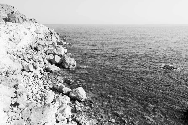 I oman Arabiska havet kullen nära sandstrand himmel och berg — Stockfoto