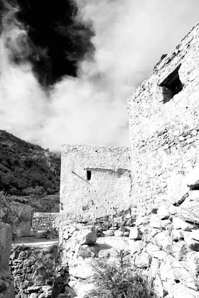 Na montanha oman a casa abandonada velha do arco da vila e o cl — Fotografia de Stock