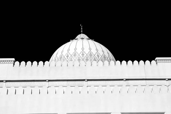 Dalam muscat oman masjid tua menara dan agama di langit yang jelas — Stok Foto