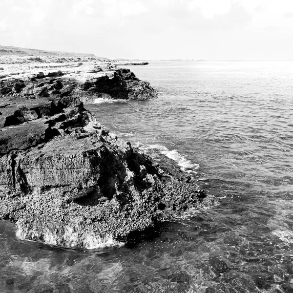 In oman coastline sea ocean   gulf rock and beach relax near sky — Stock Photo, Image