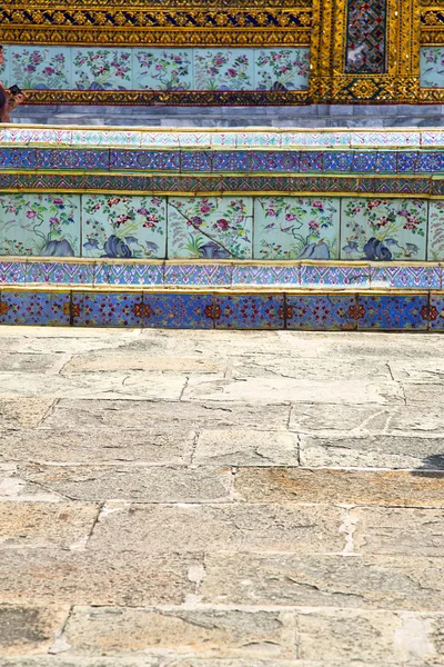 Bestrating gouden tempel thailand insnijding van de — Stockfoto