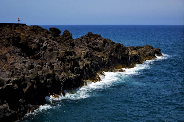 Menschen steinigen vulkanische spanische Wasserküste — Stockfoto