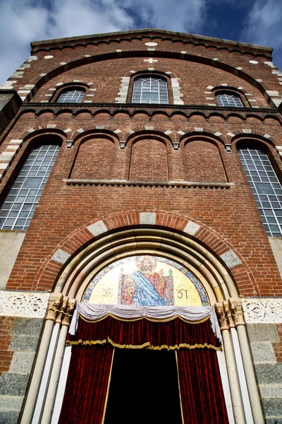 Rose window  italy  lombardy      the legnano old      closed br — Stock Photo, Image