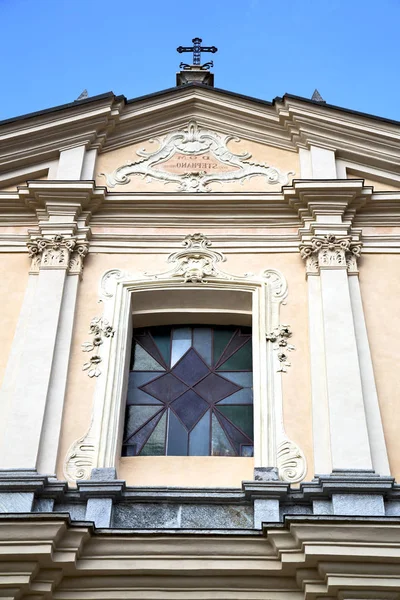 Рожеве вікно італійське лоббарді стара церква — стокове фото