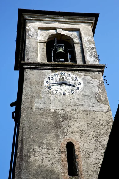 Solbiate arno velho resumo e torre da igreja sino dia ensolarado — Fotografia de Stock