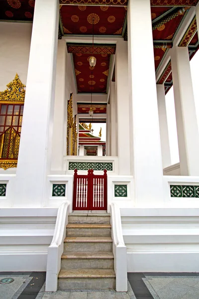 泰国和亚洲在曼谷庙抽象交叉颜色门扫管笏宫殿颜色宗教门 — 图库照片