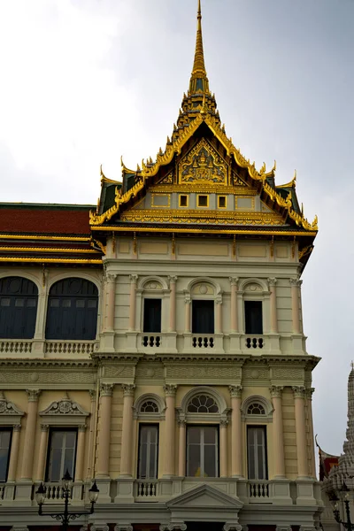 Tailândia bangkok chuva palácios céu e colo — Fotografia de Stock