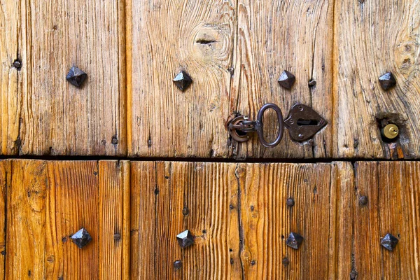 杰拉戈生锈的黄铜棕色敲门砖在一个封闭的木材意大利 — 图库照片