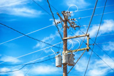 trafo ve tel bulutlu gökyüzü ile bir elektrik direği