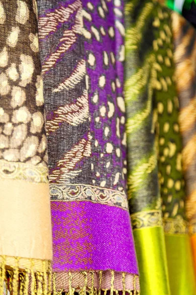 Accesorio colorido bufanda y pañuelo para la cabeza —  Fotos de Stock