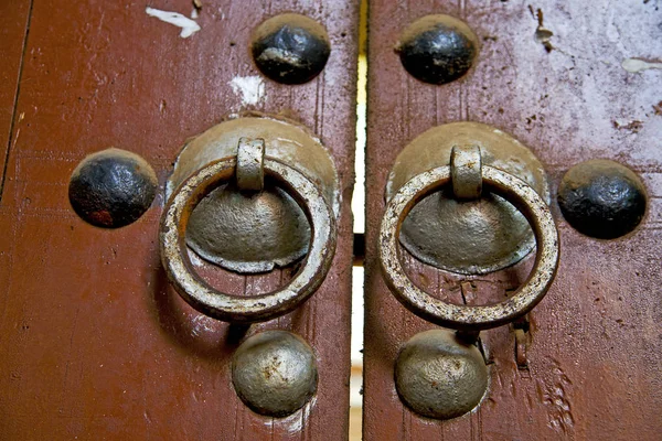 棕色摩洛哥非洲旧的木立面回家和生锈的安全挂锁 — 图库照片