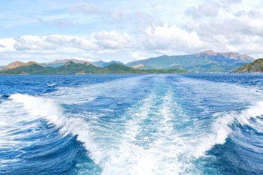   Tekne ve Pasifik Okyanusu görünümünden   