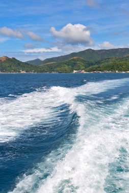   Tekne ve Pasifik Okyanusu görünümünden   