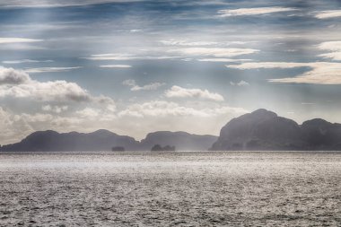 Filipinler'de bir tekne Pasifik Okyanusu bulutlar ve ışıklar görünümünden ada