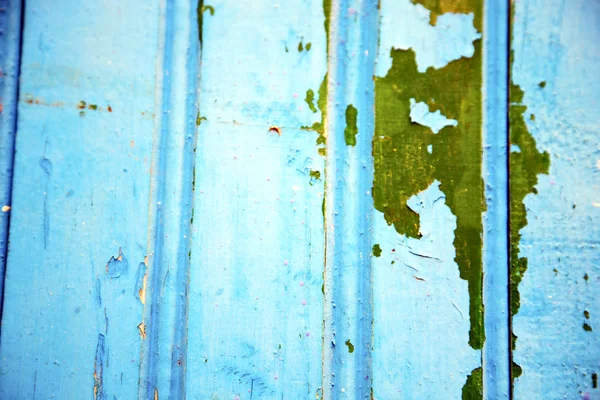 Dobradiças azuis morocco enferrujado em África verde — Fotografia de Stock