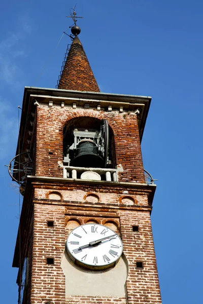 壁と教会の塔の鐘晴れた日イタリアの古い炭酸を抽象化します — ストック写真