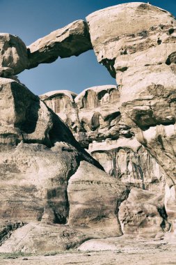  eski çöl ve delik yakınlarında kaya