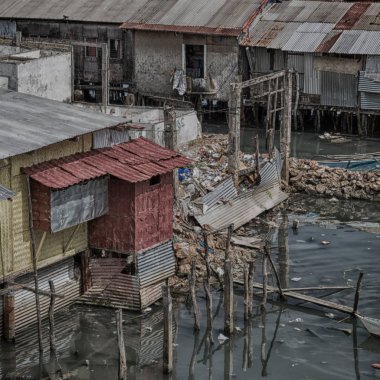 Türkiye ev gecekondu yoksul insanların kavramı yoksulluk ve yıkımı için bulanıklık