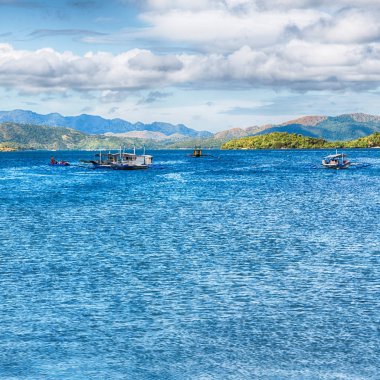 Filipinler 'deki bulanıklık, teknenin ve Pasifik Okyanusu' nun arka planının manzarası.