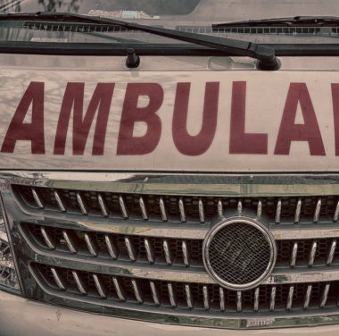 Filipinler eski kirli kaporta bir ambulans kavramı tıbbi bakım içinde