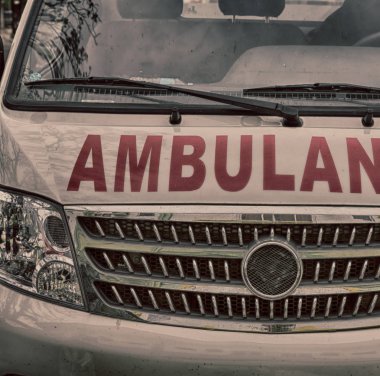 Filipinler eski kirli kaporta bir ambulans kavramı tıbbi bakım içinde